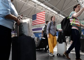 Washington pide salida inmediata de estadounidenses por riesgos extremos.