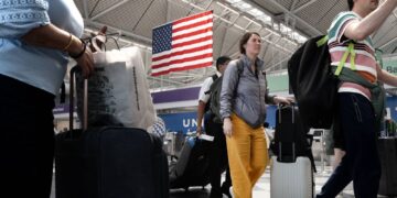 Washington pide salida inmediata de estadounidenses por riesgos extremos.