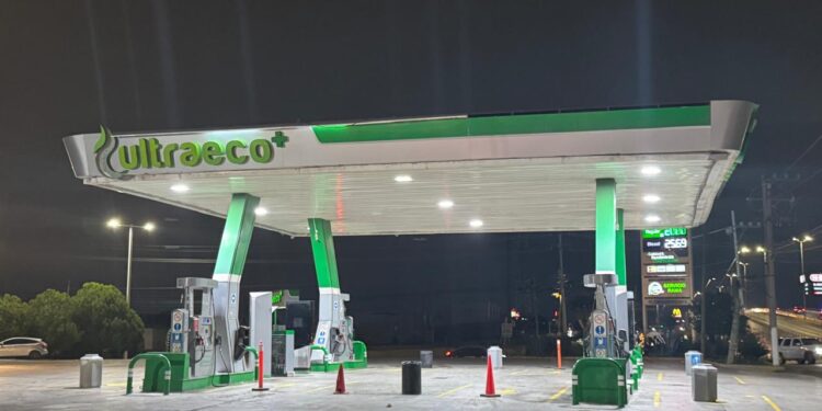 Gasolinera permanece sin servicio ni personal.