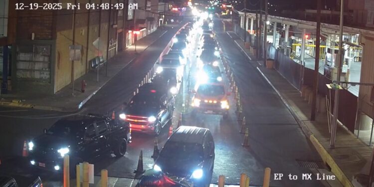 Filas interminables en Eagle Pass por cruce decembrino a Piedras Negras.