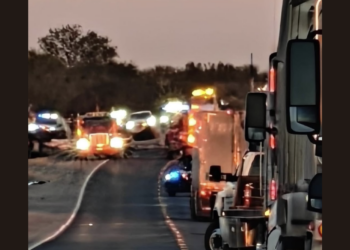 Accidente entre camioneta y tráiler cobra una víctima en Asherton.