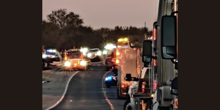 Accidente entre camioneta y tráiler cobra una víctima en Asherton.