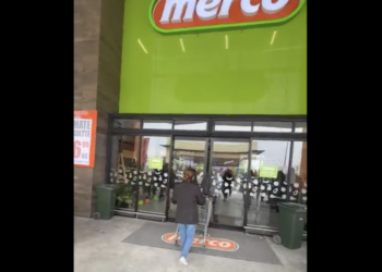 Protección Civil interviene y clausura tienda Merco por no tener licencia de funcionamiento.