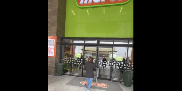 Protección Civil interviene y clausura tienda Merco por no tener licencia de funcionamiento.