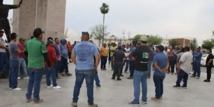 Funcionario acusa a "grupos de poder" por embargo.