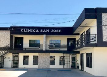 Aunque la clínica cierra, los médicos continuarán atendiendo en sus consultorios.