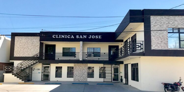 Aunque la clínica cierra, los médicos continuarán atendiendo en sus consultorios.