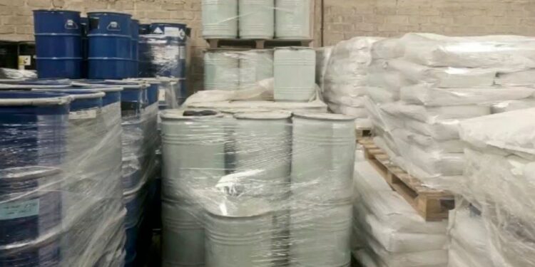 El detenido, el inmueble y los químicos quedaron a disposición de las autoridades federales.