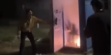 Con cuetes causan daños en propiedad privada en el sector Tecnológico.