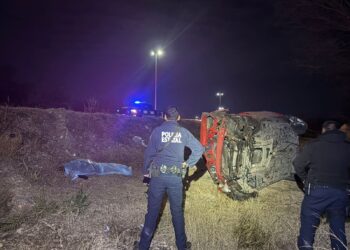 Autoridades investigan volcadura fatal en libramiento de Acuña.