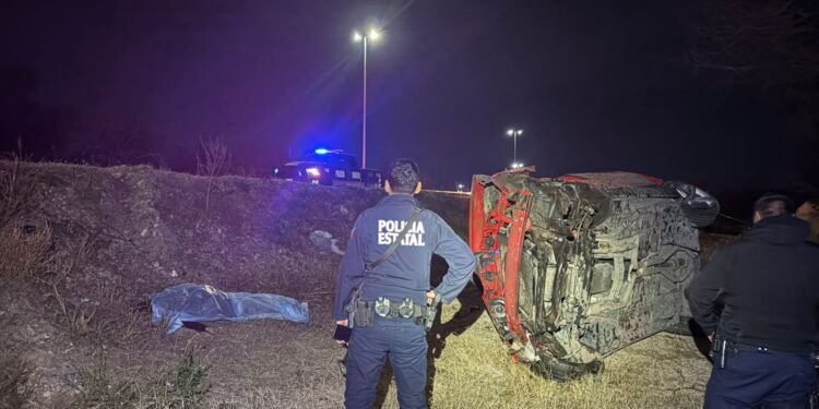 Autoridades investigan volcadura fatal en libramiento de Acuña.