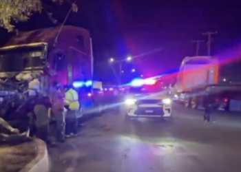 El impacto entre dos tráilers ocurrió después de las 8 de la noche de este martes.