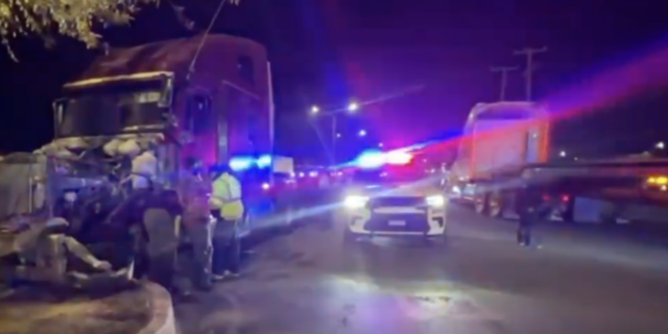 El impacto entre dos tráilers ocurrió después de las 8 de la noche de este martes.