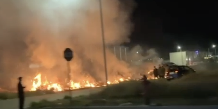 Terreno baldío fue escenario de un incendio al iniciar el año 2026.