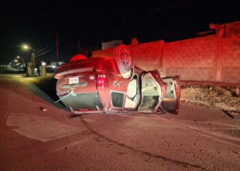 Conductor choca contra poste y escapa del lugar.