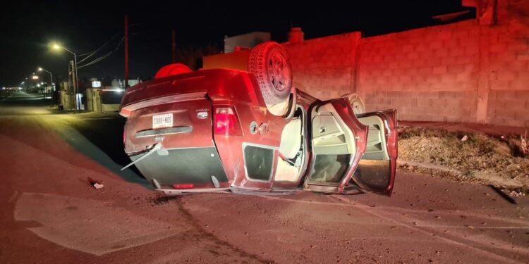 Conductor choca contra poste y escapa del lugar.