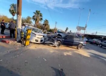 Falta de precaución provoca choque frontal en avenida Román Cepeda.