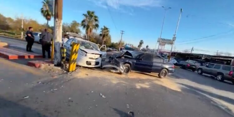 Falta de precaución provoca choque frontal en avenida Román Cepeda.