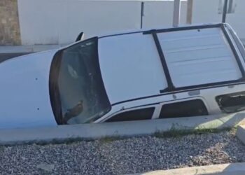 Conductor sale ileso y se retira del lugar tras caer a un arroyo.