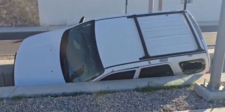 Conductor sale ileso y se retira del lugar tras caer a un arroyo.