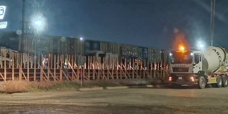 Construyen barda de Ferromex, sin hacer públicos los estudios hidrológicos.