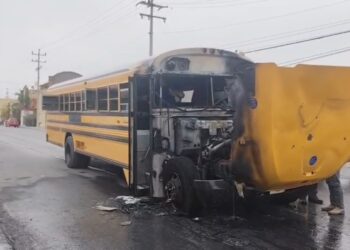 Evacúan a pasajeros tras incendio de camión; no hubo lesionados.