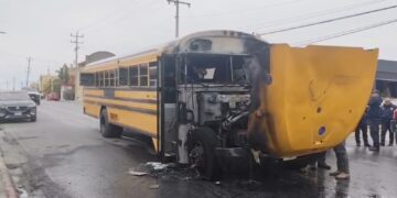 Evacúan a pasajeros tras incendio de camión; no hubo lesionados.