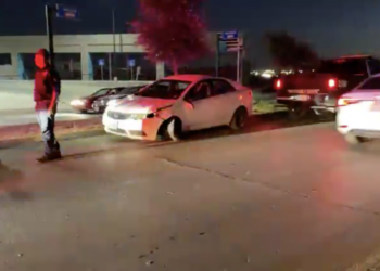 Pierde control y se estrella contra árbol en el libramiento República.