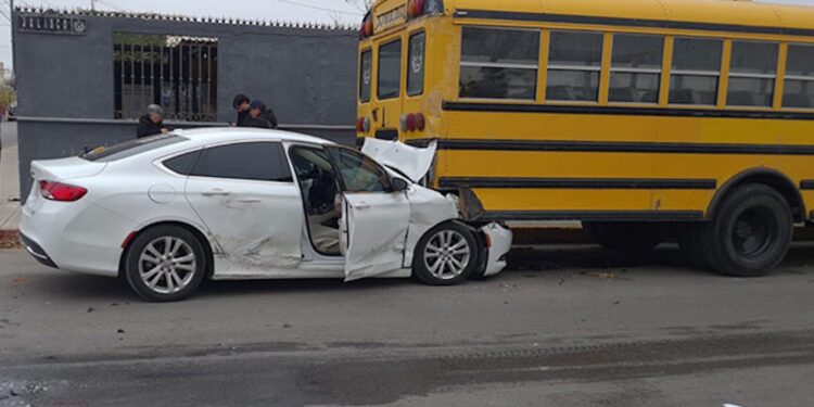 Impacto deja cuantiosos daños materiales.