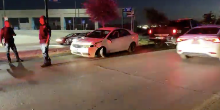 Pierde control y se estrella contra árbol en el libramiento República.