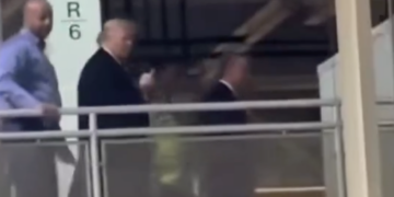 Trump protagoniza gesto ofensivo durante visita a planta automotriz en Detroit.