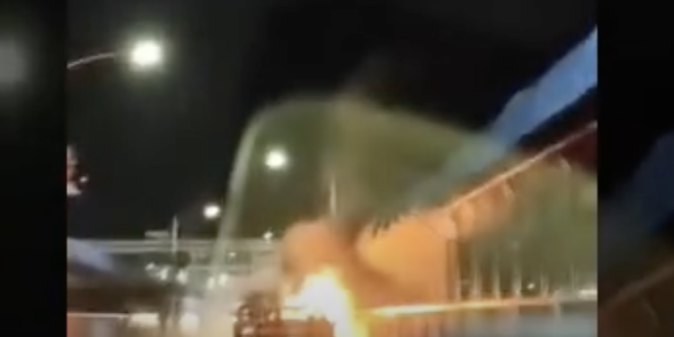 Arde vehículo en Puente Uno; no hay personas lesionadas.