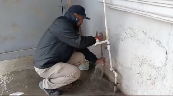 Ciudadanía protege tuberías y evita daños mayores durante bajas temperaturas.