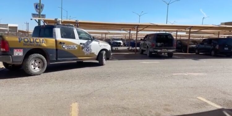 Atienden fuga de gas en estacionamiento de centro comercial