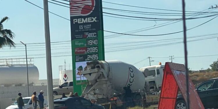 Segundo retorno frente a gasolinera se construye con concreto de la empresa de los padres de Jacobo.