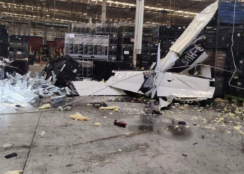 Avioneta cae en nave industrial; dos tripulantes resultan lesionados.