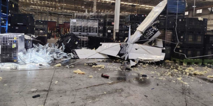 Avioneta cae en nave industrial; dos tripulantes resultan lesionados.