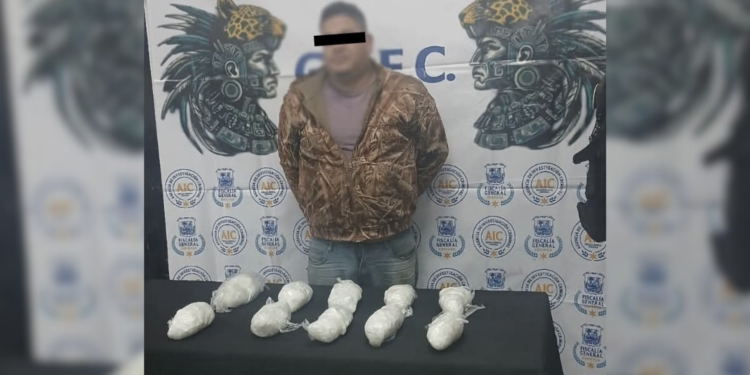 Interceptan tractocamión con droga en la federal 57.