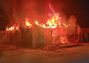 Fuego consumió casa de madera y lámina en la colonia Croc 2.