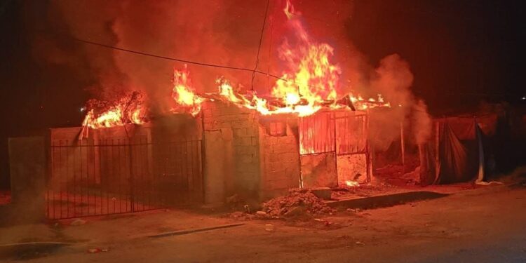 Fuego consumió casa de madera y lámina en la colonia Croc 2.