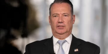 Juez federal cita a director interino del ICE por desacato en Minnesota.