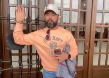 Limbar Valdez niega acusaciones y exhibe ausencia de Tony Flores.