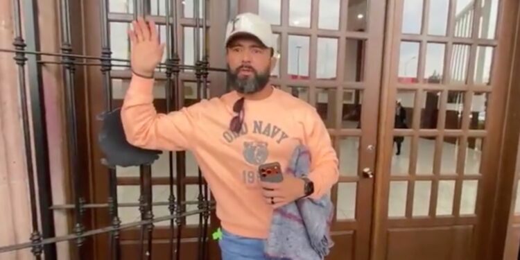 Limbar Valdez niega acusaciones y exhibe ausencia de Tony Flores.