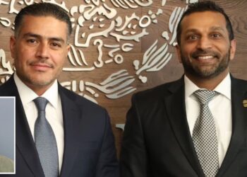 El secretario de Seguridad y Protección Ciudadana, Omar García Harfuch; y el director del Buró Federal de Investigación (FBI), Kash Patel. En el recuadro Ryan James Wedding.