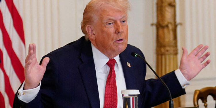 Trump amenaza con aranceles a países que rechacen sus planes sobre Groenlandia.