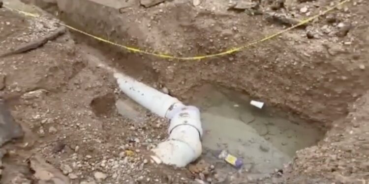 Simas acusa negligencia municipal en obra hidráulica financiada con recursos federales.