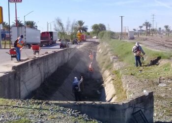 Labores de mantenimiento urbano realizadas durante programas de empleo temporal en la administración de Fernando Purón.