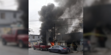 Bomberos sofocaron el fuego en una vivienda de la colonia Central; no hubo personas lesionadas.