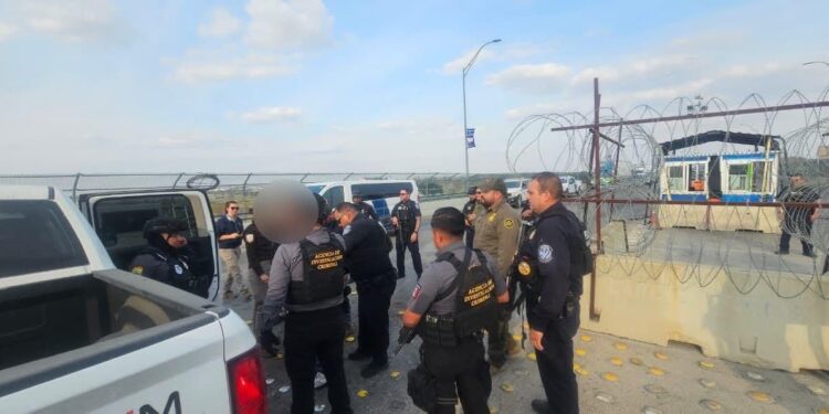 Entrega del detenido en el Puente Internacional II bajo resguardo oficial.