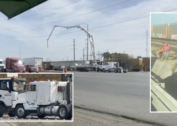 Trabajadores colocan tierra en el cauce mientras avanza la barda de Ferromex. 